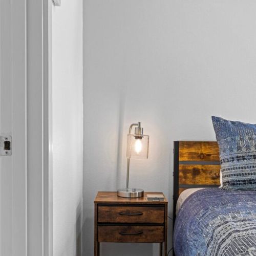 KIng Bed with private luxerious bathroom and walk-in closet