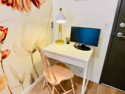 Downtown Luxe includes free high speed WiFi with a strong signal throught the apartment. The workstation provides a solitary place to work on a laptop and connect to the monitor or jot down your shopping list.