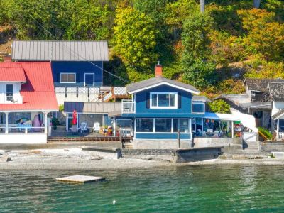 Bring your boat! Launch nearby or arrive by boat. There are two buoys directly in front of Sand Dollar Beach Cottage for mooring.