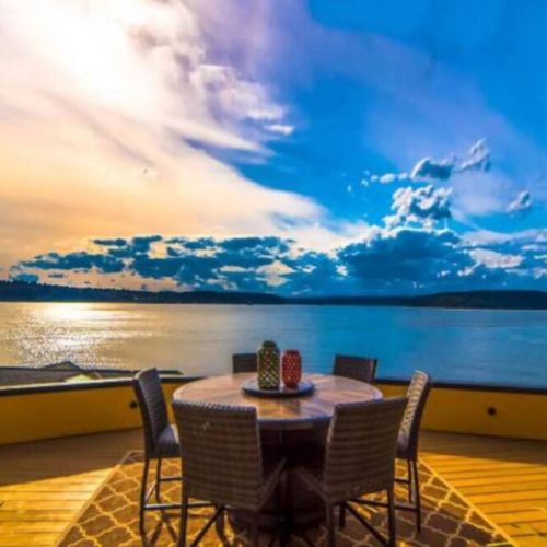 Welcome to Casa Mar a Cielo (Sea To Sky House)
Experience the amazing 180-degree view of Commencement Bay and the Olympic Mountains from your private En Suite balcony.