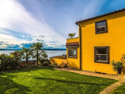 Enjoy the fresh sea air from the lush private courtyard with lush grass that invites barefoot exploration!