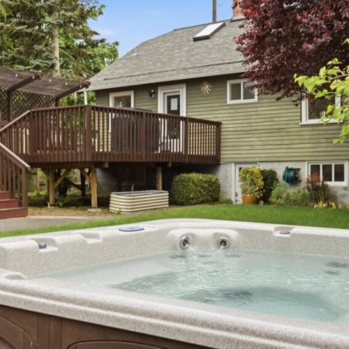 Kick back and relax in the 6-person hot tub