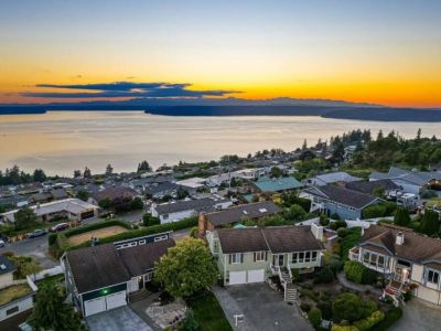 Great location nestled on a quiet street yet close to everywhere you want to go.
PS: the sunsets are amazing!