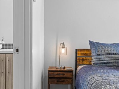 KIng Bed with private luxerious bathroom and walk-in closet