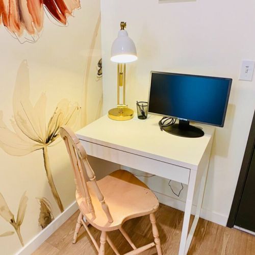 Downtown Luxe includes free high speed WiFi with a strong signal throught the apartment. The workstation provides a solitary place to work on a laptop and connect to the monitor or jot down your shopping list.